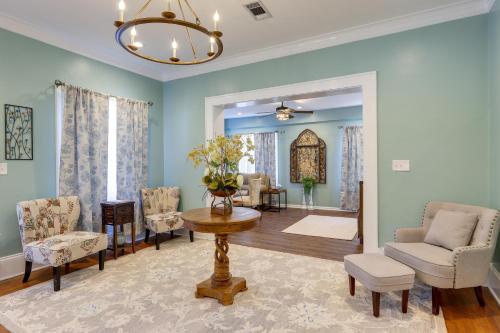 sala de estar con paredes azules, mesa y sillas en The Inn on Second - Jackson Family Home!, en Jackson