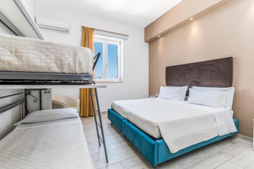 ein Schlafzimmer mit einem Bett und einem Balkon in der Unterkunft Hotel Reverse in Torre Santa Sabina