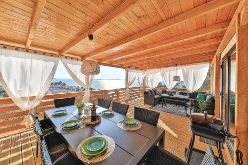 comedor con mesa y sillas en la terraza en Serenity Mobile House, en Drage