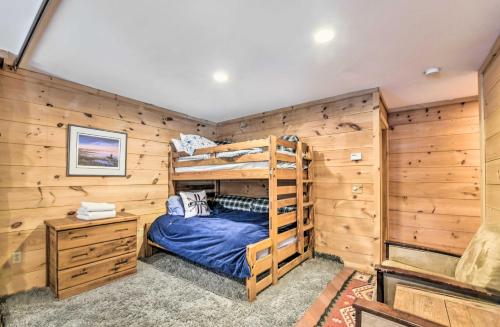 - une chambre avec des lits superposés et un bureau dans l'établissement Waitsfield Vacation Rental with Private Hot Tub, à Waitsfield