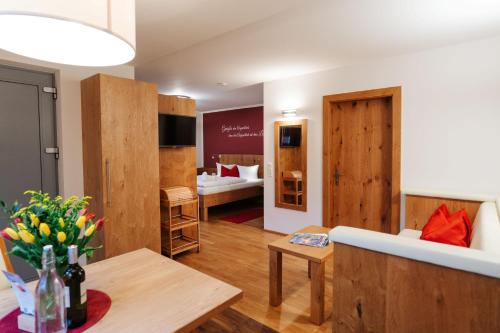 トレーポラッハにあるBurgls Apartmenthausのリビングルーム(ソファ付)、ベッドルーム1室が備わります。