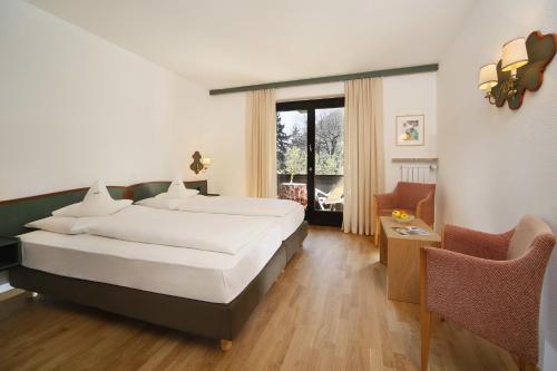 Кровать или кровати в номере Parkhotel Tirolerhof