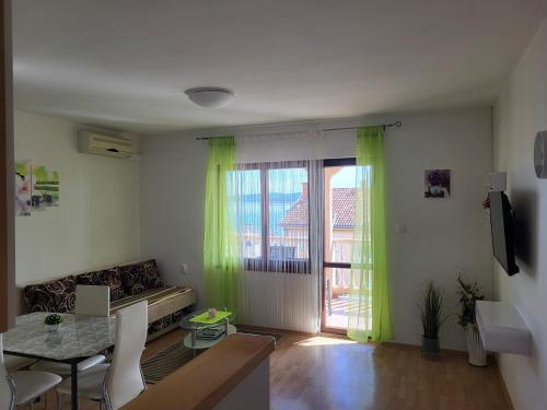 Televisyen dan/atau pusat hiburan di Apartment Snježana
