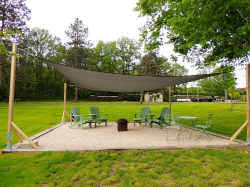 Photo de la galerie de l'établissement Villa spacieuse à Limeyrat avec piscine privée, à Limeyrat