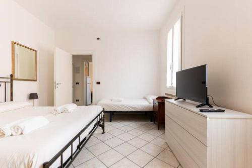 um quarto com 2 camas e uma televisão de ecrã plano em Appartamento Tipico Veneziano em Veneza