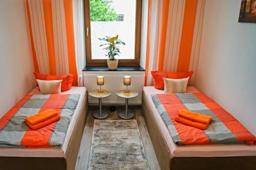 2 camas en una habitación con ventana en Charmante & Gemütliche Wohnung en Solingen