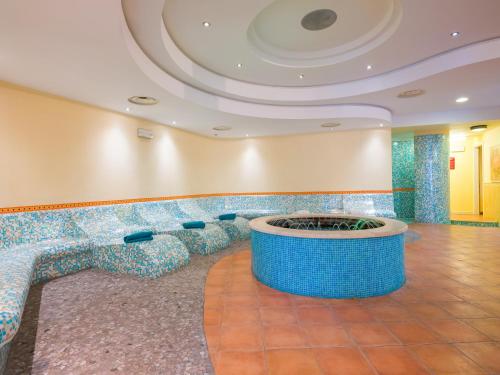 a lobby with a large fountain in the middle of a room at Active Hotel Paradiso in Peschiera del Garda