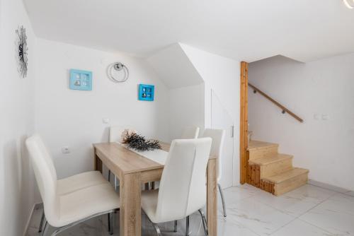 Χώρος καθιστικού στο House Bajota with terrace and sea view
