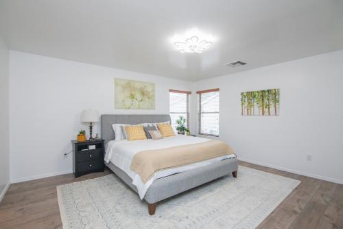 Habitación blanca con cama y ventana en Stylish Home Phoenix - Low Rates NOW!, en Phoenix