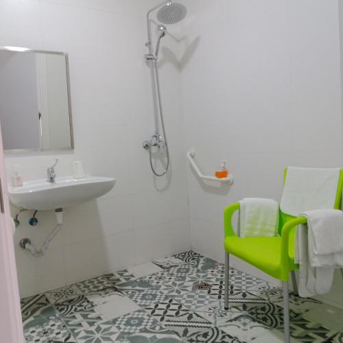 a bathroom with a sink and a shower at Guest House Éxito en Madrid in Madrid
