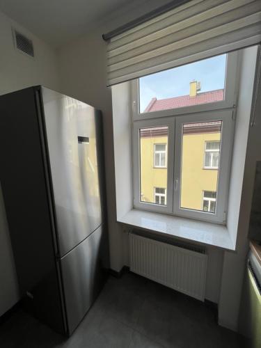 uma cozinha com um frigorífico e uma janela em Cozy room between Kazimierz and Stare Miasto em Cracóvia
