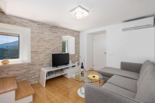 Μια τηλεόραση ή/και κέντρο ψυχαγωγίας στο House Bajota with terrace and sea view