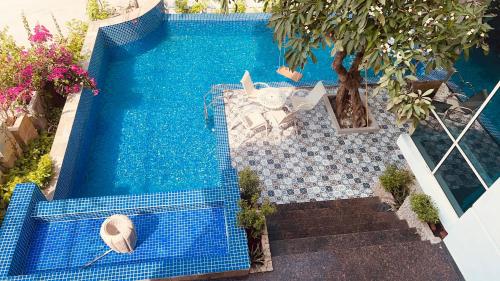 ブンタウにあるThe Lux Villa Pool - Tran Phuの青いスイミングプールのオーバーヘッドビュー(空気注入機付)