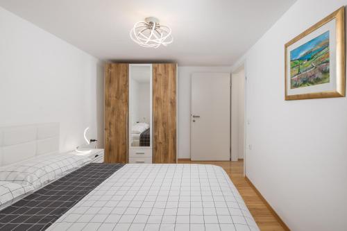 Ένα ή περισσότερα κρεβάτια σε δωμάτιο στο House Bajota with terrace and sea view