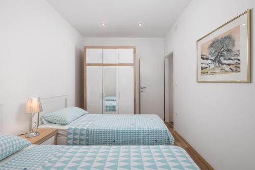 Ένα ή περισσότερα κρεβάτια σε δωμάτιο στο House Bajota with terrace and sea view