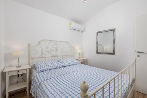 Ένα ή περισσότερα κρεβάτια σε δωμάτιο στο House Bajota with terrace and sea view