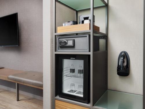 Televisyen dan/atau pusat hiburan di AC Hotel by Marriott Dayton