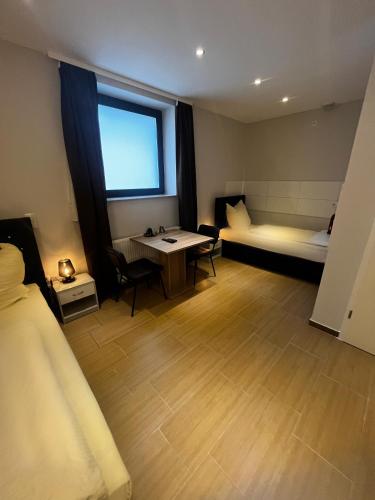 Una cama o camas en una habitación de mala me Hotel