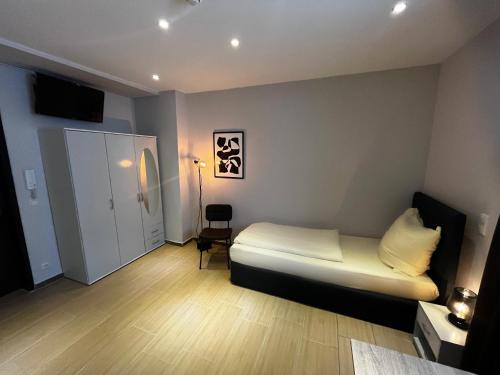 Una cama o camas en una habitación de mala me Hotel