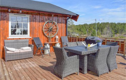 una terrazza con tavolo e sedie su una cabina di Amazing Home In Leira I Valdres a Leira