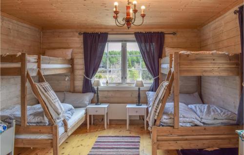 En eller flere køyesenger på et rom på Awesome Home In Leira I Valdres With Sauna And 3 Bedrooms