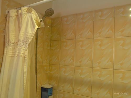 y baño con ducha y cortina de ducha. en Cabañas Antay, antes Casa Kirckir en San Pedro de Atacama