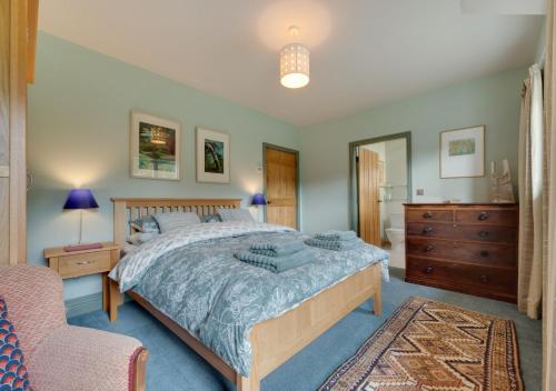 Un pat sau paturi într-o cameră la Terrace Barn