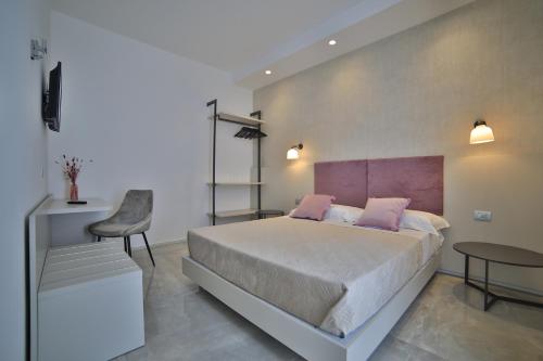 Ένα ή περισσότερα κρεβάτια σε δωμάτιο στο Calaluna Rooms