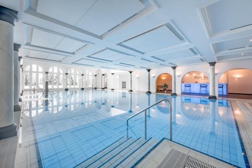 薩姆瑙恩的住宿－Chalet Silvretta Hotel & Spa，大型游泳池设有大型天花板