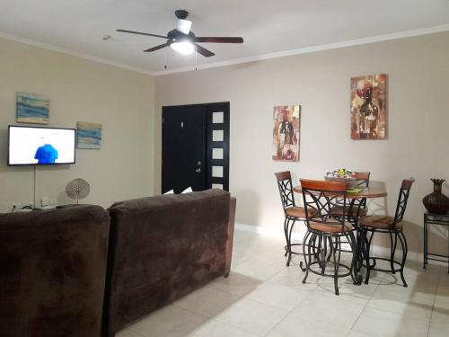 Ein Sitzbereich in der Unterkunft Choose To Be Happy at Brompton Estates - One and Two Bedroom with Pool
