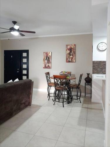 Ein Sitzbereich in der Unterkunft Choose To Be Happy at Brompton Estates - One and Two Bedroom with Pool
