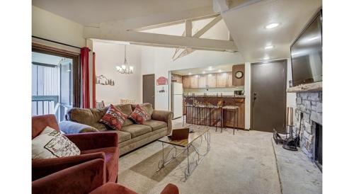 a living room with a couch and a kitchen at Updated 2Br Plus Loft Condo on Shuttle Route! Sleeps 8 & Kids Ski Free condo in Montezuma