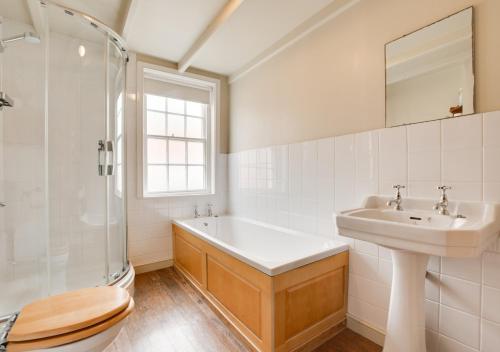 een badkamer met een wastafel, een douche en een toilet bij Storm Cottage in Robin Hood's Bay