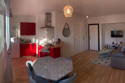Il comprend un salon avec une table et une cuisine. dans l'établissement LE RICHELIEU- cosy 2 pers -Villeurbanne, à Villeurbanne