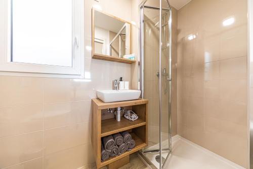 W łazience znajduje się umywalka i prysznic. w obiekcie Mobile Home Therapy w mieście Drage