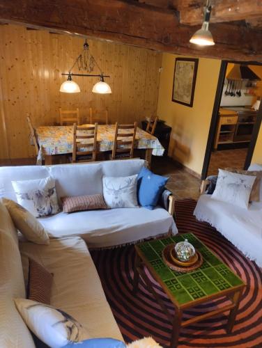 un salon avec des canapés blancs et une table dans l'établissement La Maison du Carlit, à Porté-Puymorens