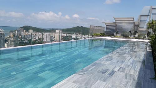 une piscine sur le toit d'un bâtiment dans l'établissement Ông Chú Condotel - The Sóng 5 Stars Vũng Tàu, à Vung Tau