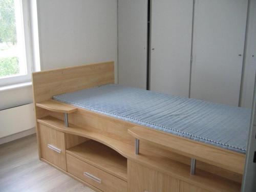 een slaapkamer met een stapelbed in een kamer bij Les Racines de la Vie Rurale in Ledringhem