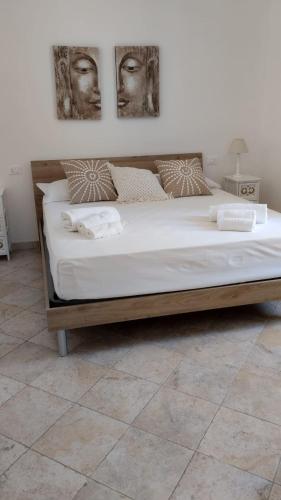 sypialnia z dużym łóżkiem z białą pościelą w obiekcie Freshwater pirates gaeta vecchia w mieście Gaeta