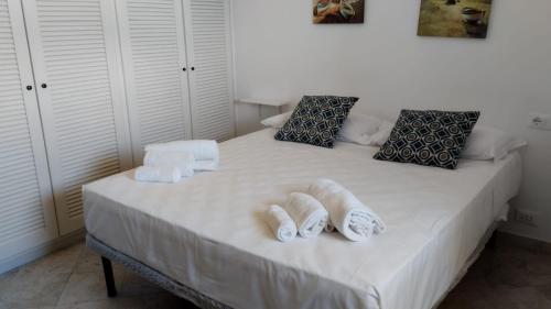 białe łóżko z ręcznikami i poduszkami w obiekcie Freshwater pirates gaeta vecchia w mieście Gaeta
