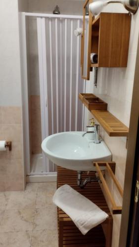 W łazience znajduje się umywalka i prysznic. w obiekcie Freshwater pirates gaeta vecchia w mieście Gaeta