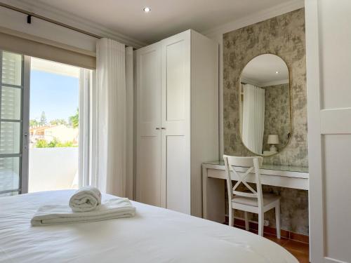 sypialnia z łóżkiem i lustrem w obiekcie NEW LISTING - Eden Villas w mieście Vilamoura