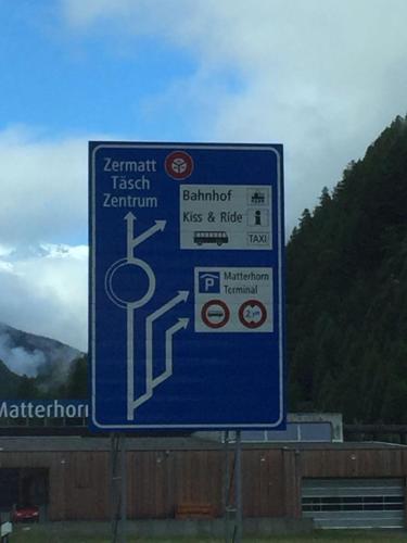 a large blue sign on the side of a road at Haus Fleckstein Zermatt Wohnung Karibu in Zermatt
