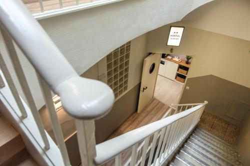 una vista aérea de una escalera en una casa en Hostal Boqueria, en Barcelona