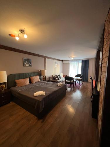 - une chambre avec un lit et un salon dans l'établissement Villa Dionis, à Ohrid