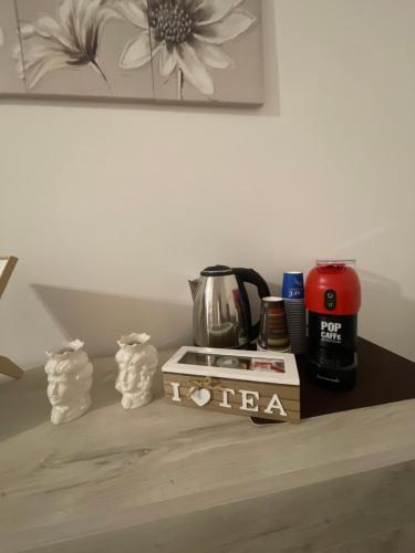 Příslušenství pro přípravu čaje a kávy v ubytování FlorAngè guest house