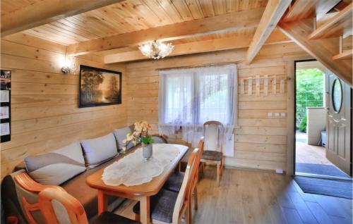 Μια τηλεόραση ή/και κέντρο ψυχαγωγίας στο Nice Home In Sianozety With Kitchen