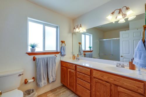 Elden Pueblo的住宿－Flagstaff Vacation Rental with Yard and Hot Tub，一间带水槽、卫生间和镜子的浴室