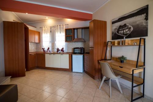 Kuchyň nebo kuchyňský kout v ubytování Votsalakia Hotel & Luxury Apartments
