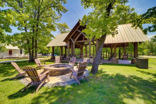 Fotografie z fotogalerie ubytování Charming Carlton Landing Home Walk to Lake! v destinaci Canadian Fork